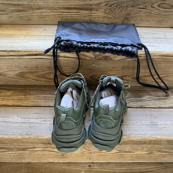 Balenciaga Triple S Sneakers in olive green - Picture 3 of 5